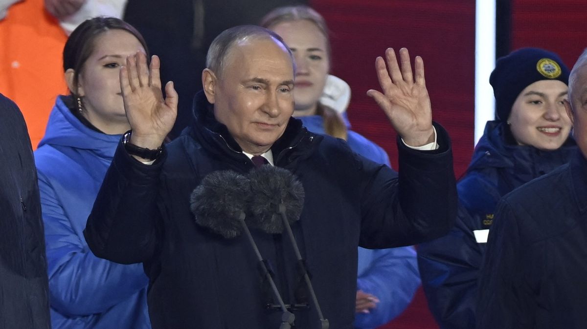 Putin slavil na Rudém náměstí, připomněl anexi ukrajinských regionů